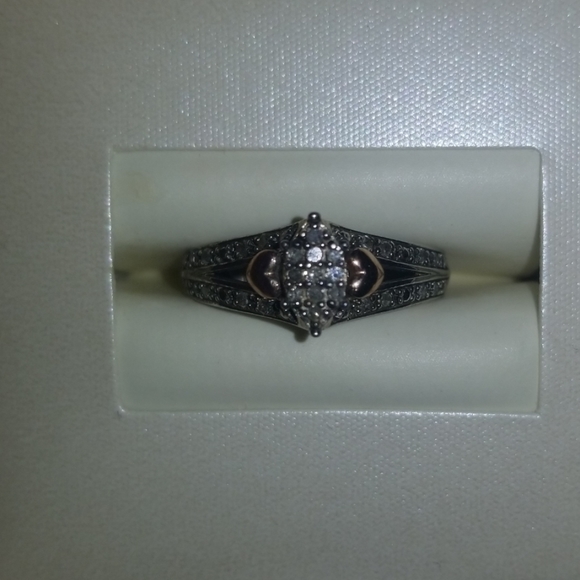 1/6 ct Diamond Ring - Picture 1 of 3